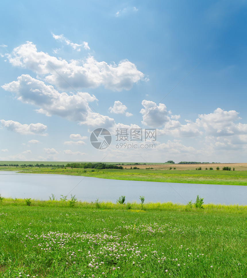河上阴云多云的天空场地场景地平线草原流动风景晴天天堂波纹反射图片