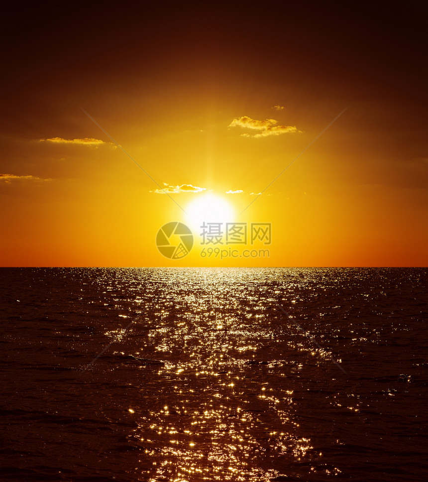 金色的日落笼罩着深水旅行地平线太阳海岸线美丽海洋戏剧性反射橙子波纹图片