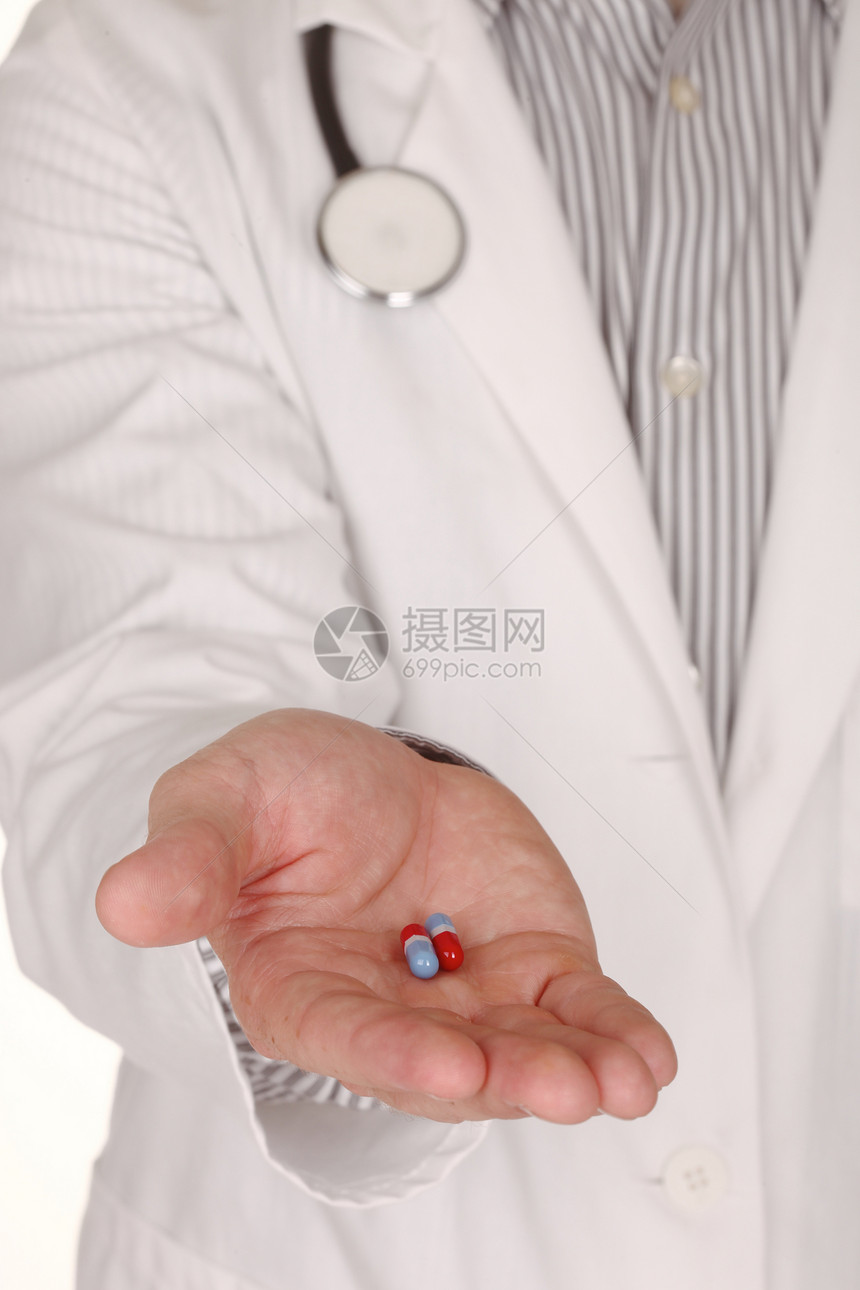 白种人医生 手伸手服药图片