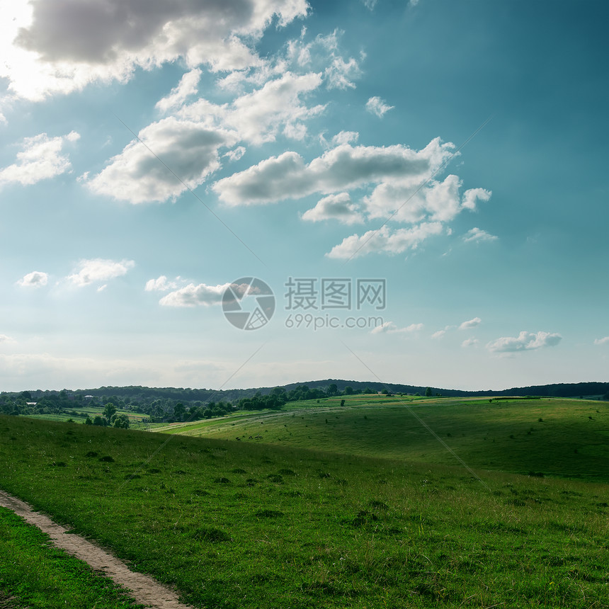 云层下绿草地季节天气地平线国家牧场太阳植物场地生长环境图片