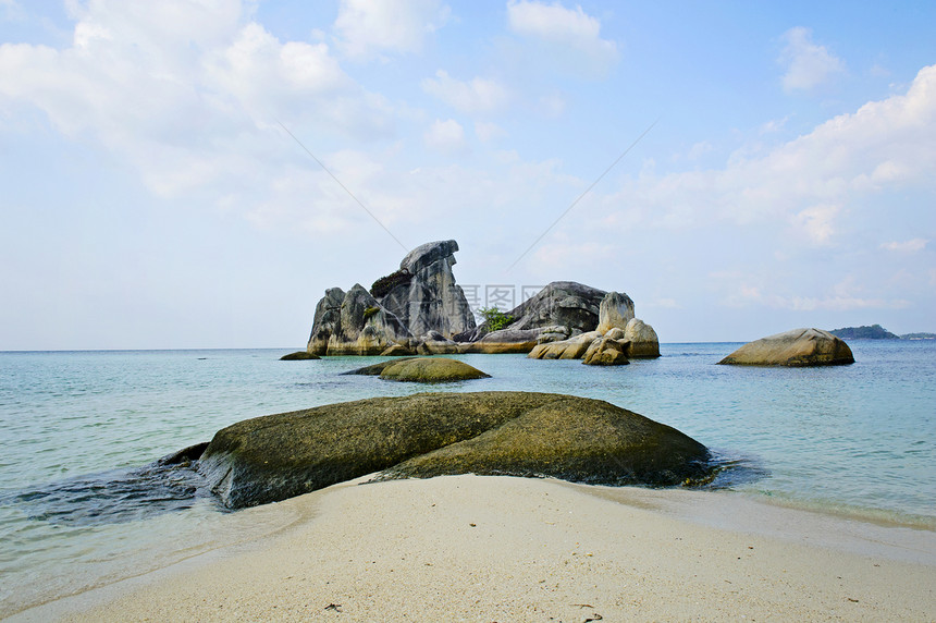 贝利东岛的海滩海洋天空热带支撑海岸场景晴天岩石海景地平线图片