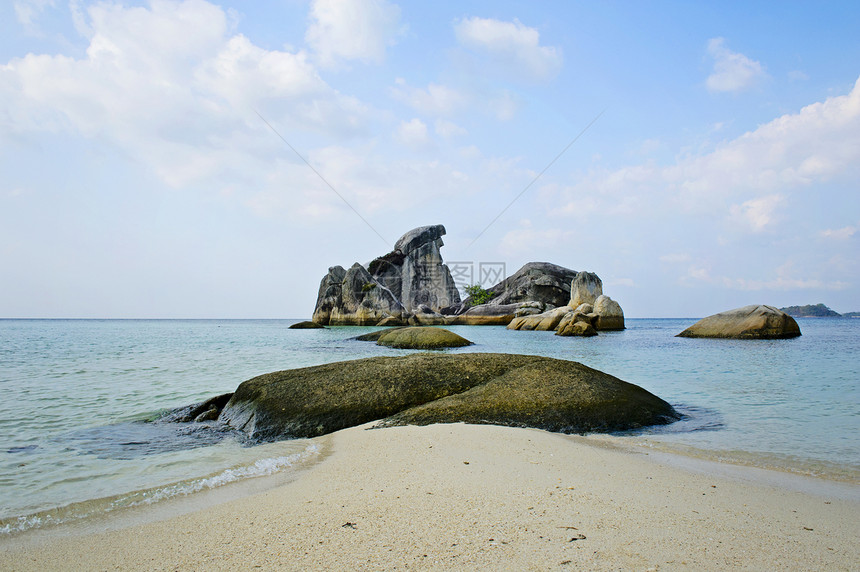 贝利东岛的海滩海浪海岸海景场景热带海洋支撑岩石地平线晴天图片