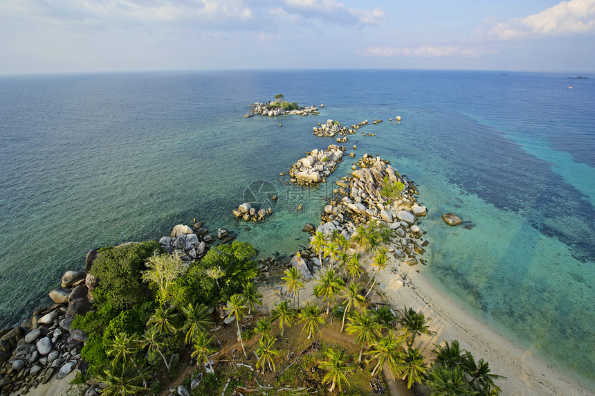 印度尼西亚 比利通岛的海滩天空海洋海岸地平线假期蓝色海景海浪支撑场景图片