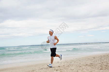 男子在沙滩上慢跑 夏季运动健身成人运动装跑步男性身体短跑速度活力赛跑者海洋背景图片