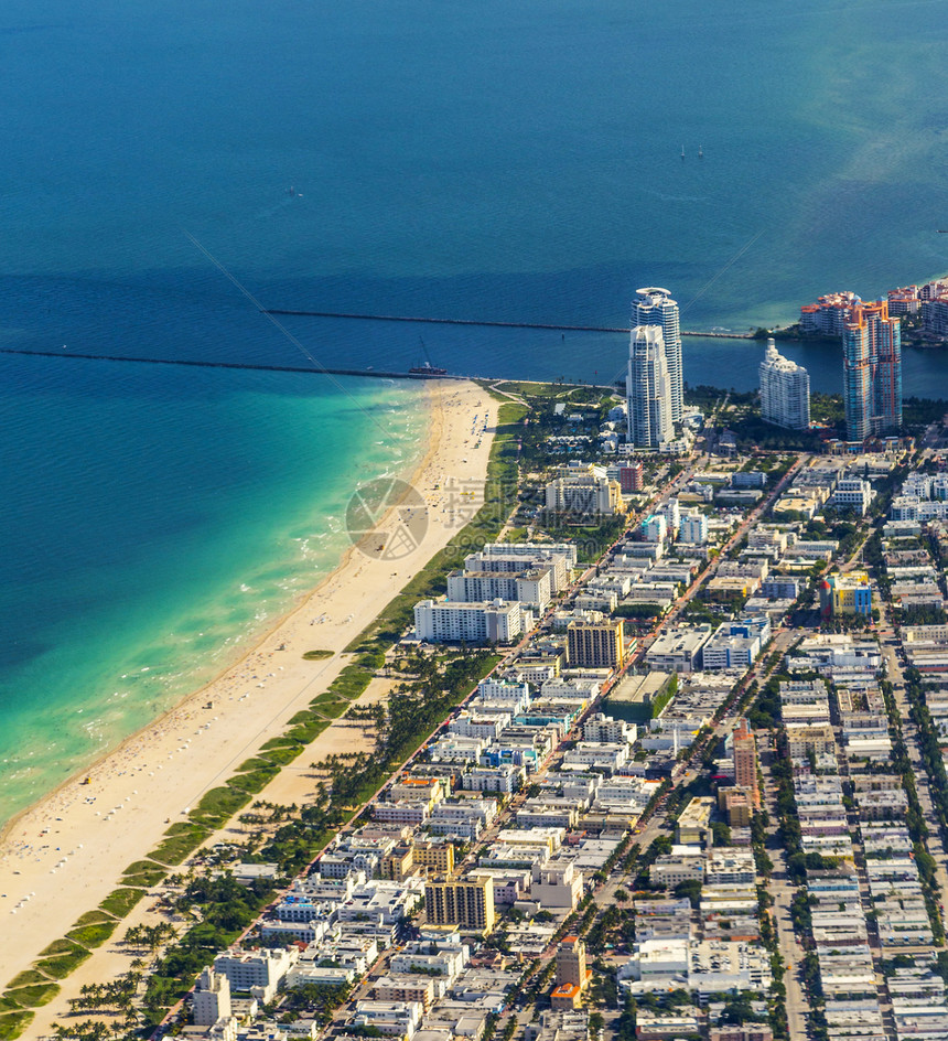 迈阿密市和海滩的空中飞行术区晴天冲浪船舶蓝色天空城市旅游海岸线假期图片