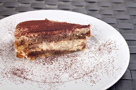 白板上一小片蒂拉米苏蛋糕食物风格咖啡蛋糕甜点可可餐垫糕点装饰粉末背景图片