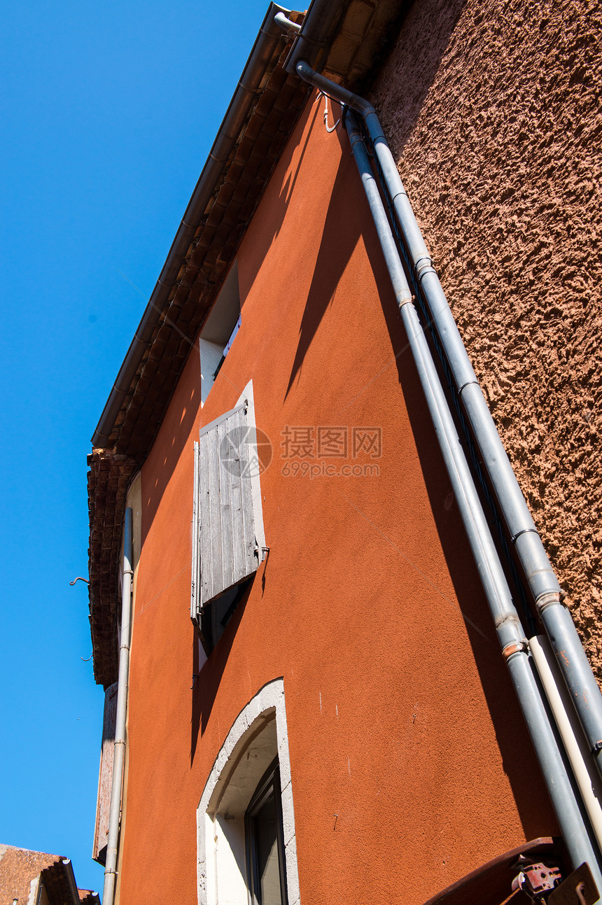法国普罗旺斯鲁西隆 著名的红色古老家园房子历史树木天空赭石山顶百叶窗古董村庄蓝色图片