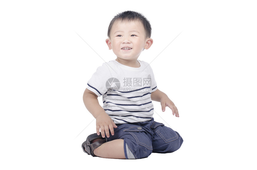 微笑的孩子坐在地板上图片
