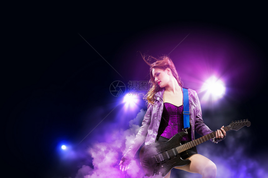 黑翅膀的摇滚激情女孩裂缝低音白色音乐家驾驶舞蹈女性吉他头发荣耀图片