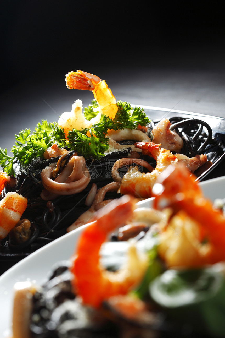 黑意面加海鲜盘子墨水面条食物餐厅香料沙拉胡椒大虾香菜图片