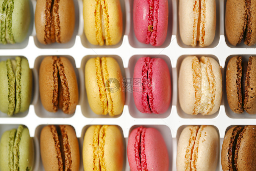 色彩多彩的马卡龙奶油蛋糕糕点饼干美食甜点食物盒子白色糖果图片