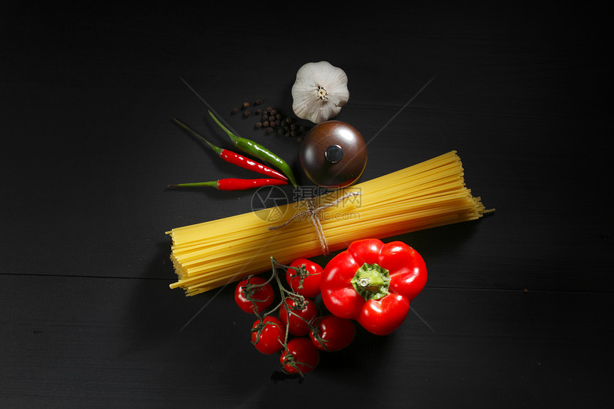 黑桌上的面食成分食物胡椒烹饪生活桌子厨房面条蔬菜盘子饮食图片