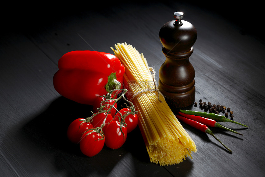 黑桌上的面食成分蔬菜文化脚轮生活香料厨房辣椒食物桌子饮食图片
