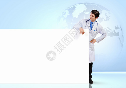 带横幅的男医生警卫展示药品医疗从业者微笑长袍男性治疗全球背景图片