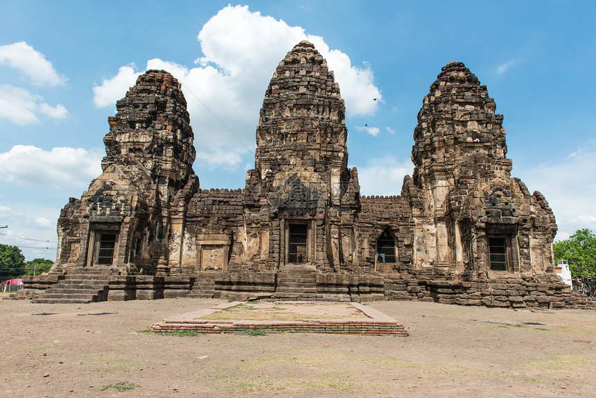 泰国古老的古老寺庙用红砖和石灰石制成艺术建筑遗产蓝色佛教徒宝塔历史岩石城市宗教图片