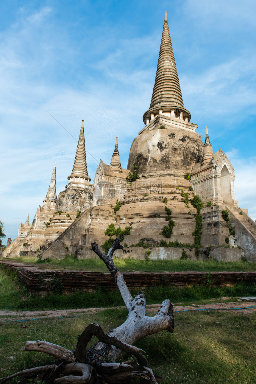 泰国古老城市泰国蓝色建筑学历史石头祷告文化历史性游客天空寺庙图片