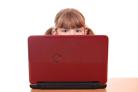 小女孩在看笔记本电脑后背景图片