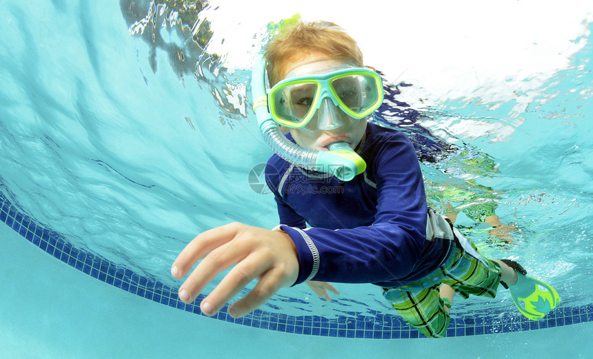 儿童游泳孩子游泳者娱乐运动呼吸管游泳池男生男性水池乐趣图片