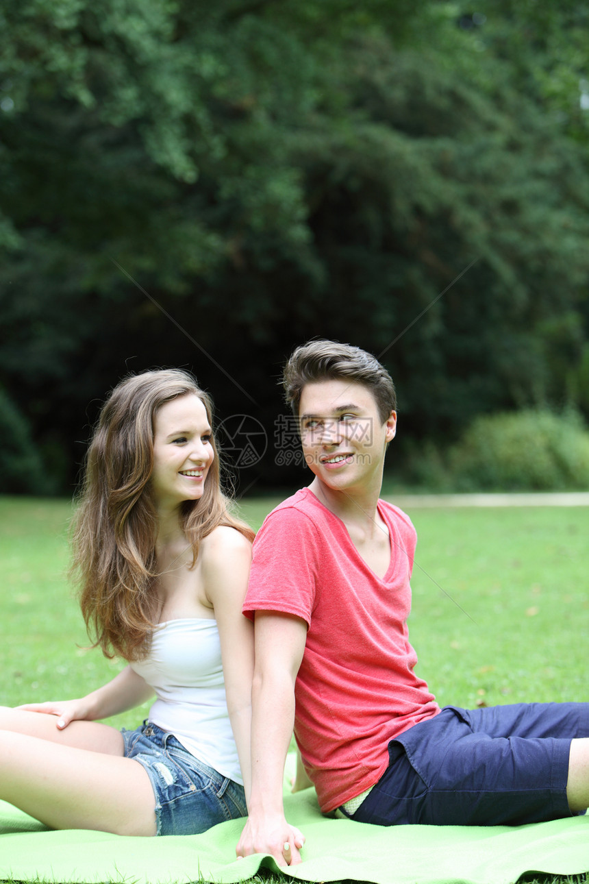公园里的年轻青少年夫妇图片