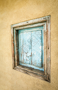 特写小型旧木制小门房子木头棕色窗户建筑学木板框架乡村蓝色背景图片