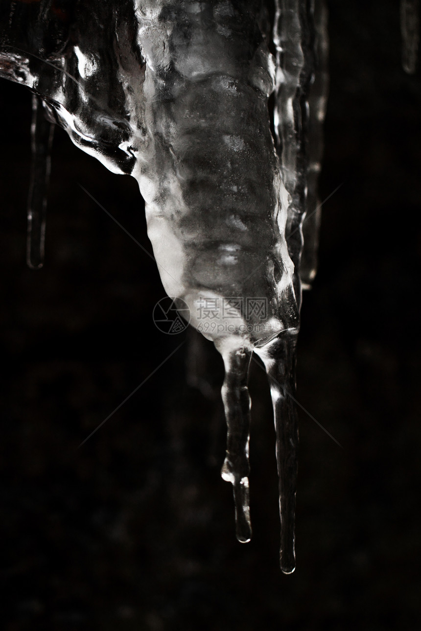 深底的冰柱岩石白色冻结水晶季节天气图片
