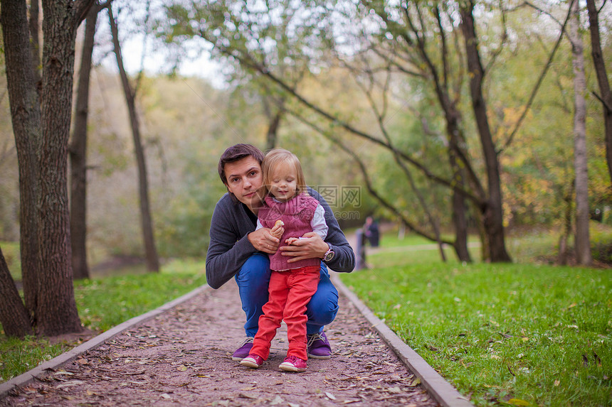 年轻父亲和他可爱的小女儿 在秋天公园公园房间父母生活孩子婴儿家庭女孩男性男人图片