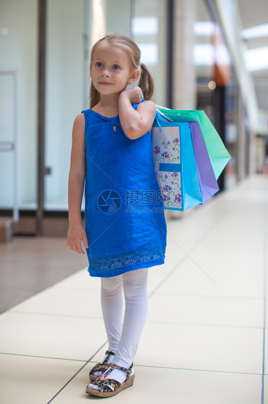 在大型购物中心包装包裹的时装女孩小女生乐趣闲暇销售快乐礼物女性童年购买者生活奢华图片