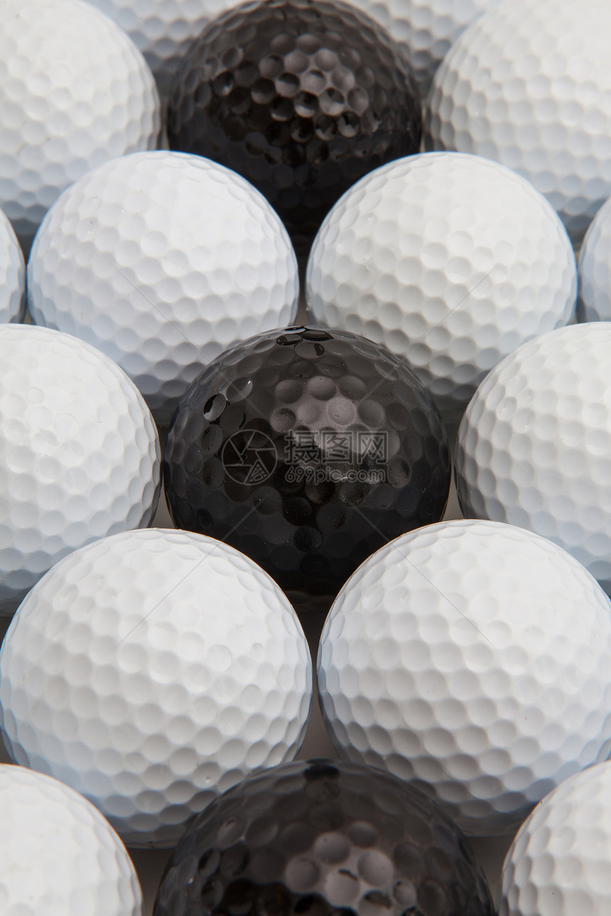 白 黑高尔夫球和木板游戏运动圆圈爱好闲暇黑色白色竞赛娱乐球座图片