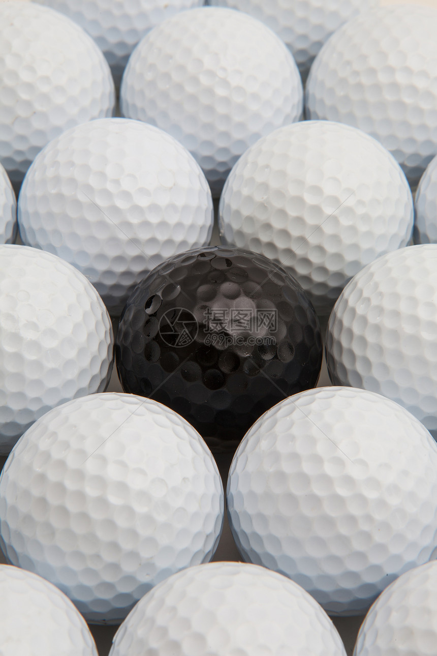 盒子里的白黑高尔夫球白色高尔夫球运动圆圈球座游戏黑色竞赛闲暇爱好图片