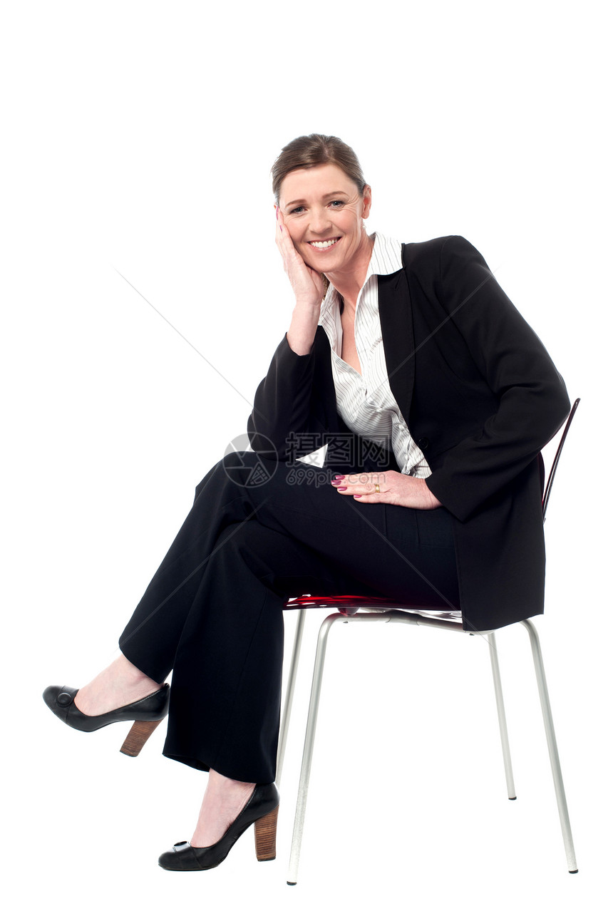 放松 笑着微笑的公司女士老板员工雇主快乐套装美丽双腿椅子工作室中年图片