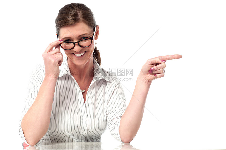 微笑公司女士指向远方工作办公室企业家冒充手指商务桌子眼镜雇主员工图片