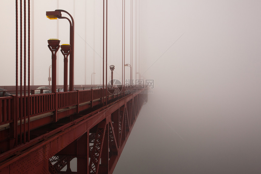 雾中金门大桥的详情公路薄雾地标旅行运输图片