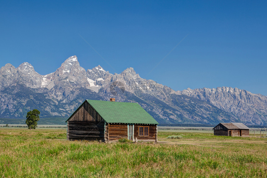 在标志性的约翰穆尔顿农场上风景山脉草地栅栏森林旅行废墟谷仓房屋牧场图片