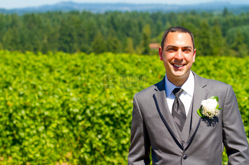 英俊的Groom婚礼日白色套装金发燕尾服葡萄园幸福婚姻婚礼女士结婚日图片