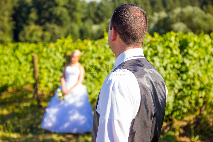 选择性焦点新娘和Groom夫妻葡萄园酒厂头发结婚日金发婚礼女士套装幸福图片