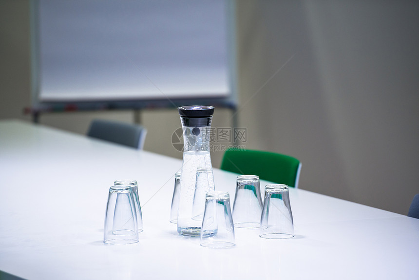 会议室装水瓶和杯子图片