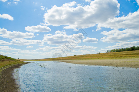顺流而下河流草原天空小溪池塘反射卷云支撑晴天蓝色海岸背景
