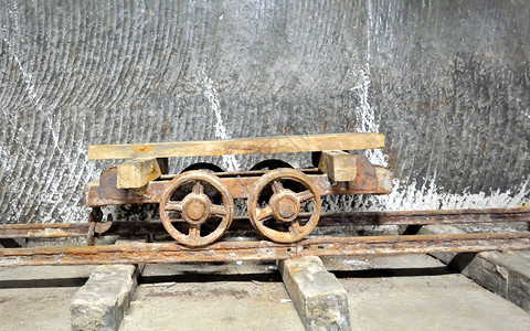 盐矿里面的旧马车木头车皮探索车轮矿物开发运输高清图片