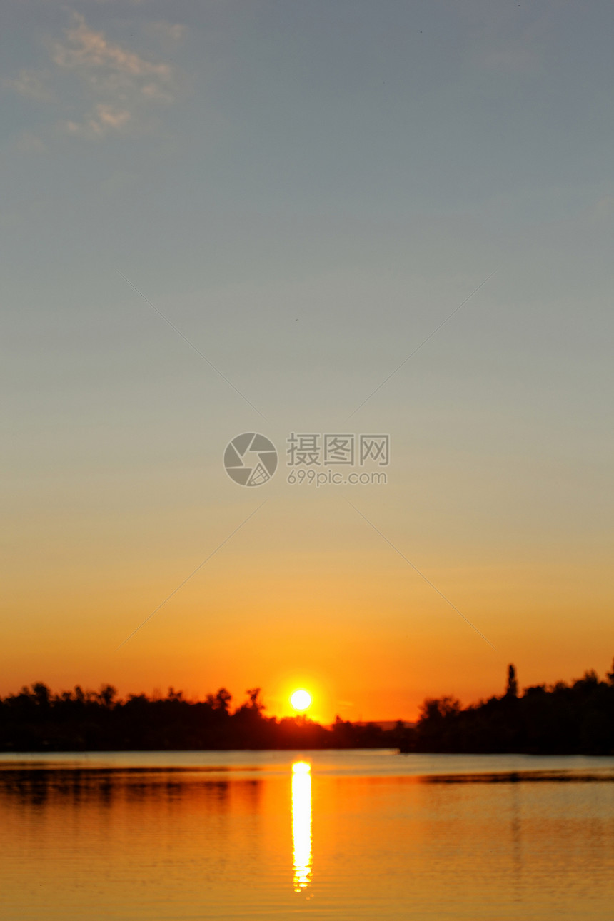 色彩多彩的日落海浪风景蓝色太阳天气阳光反射城市树木波纹图片