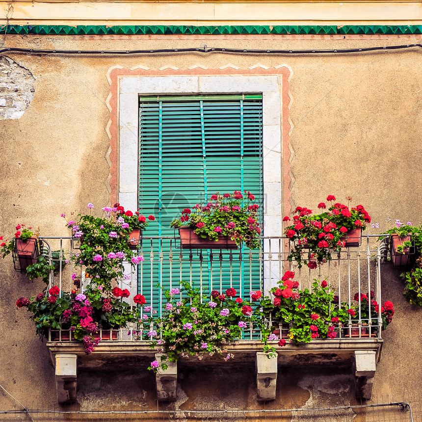 美丽的古老阳台 有多彩花朵和门图片