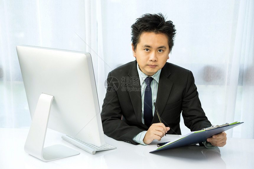 从事工作的商务人士思考屏幕键盘房间办公室公司电脑人士桌面写作图片