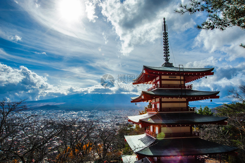 丘里托帕塔达和富士山叶子红色神社地方树叶历史季节宝塔风景目的地图片