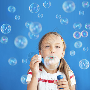 儿童吹发肥皂泡沫女性眼睛气泡游戏育儿喜悦快乐乐趣背景幸福背景图片