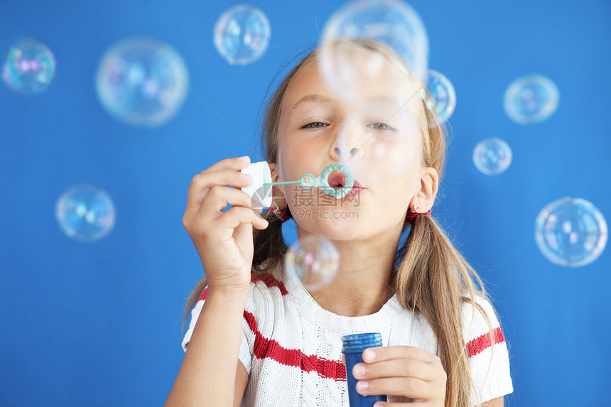 儿童吹发肥皂泡沫工作室快乐童年幸福背景蓝色游戏女性孩子育儿图片