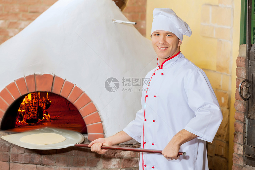 年轻男厨师男性餐厅火炉烹饪木板食物厨房糕点烤箱面包图片