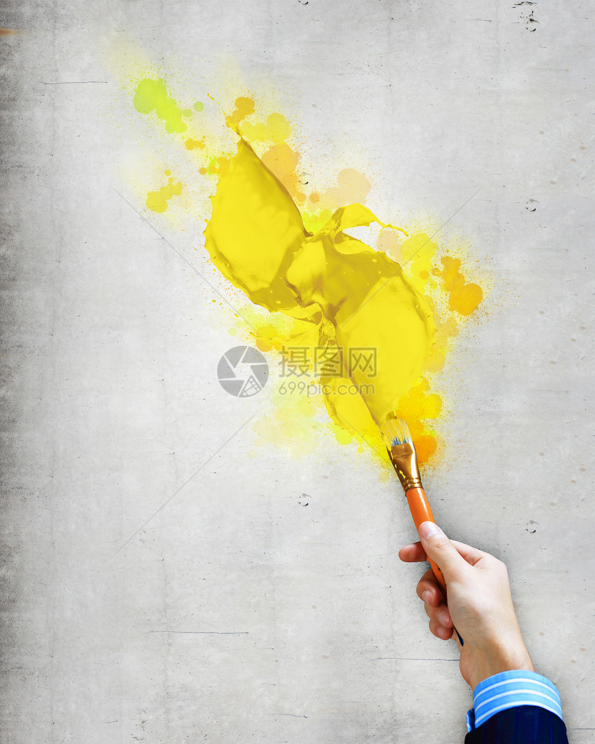 人类手持油漆画刷刷子飞溅画家绘画黄色乐趣液体画笔艺术家艺术图片