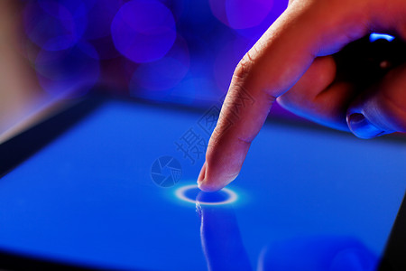 手指触摸屏幕展示药片工具按钮蓝色软垫界面监视器电脑平板背景图片