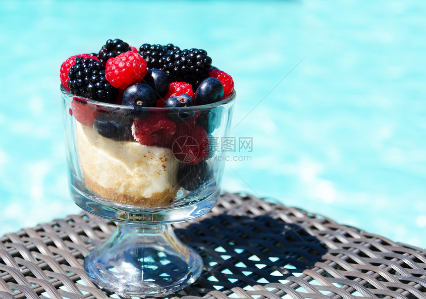 上午甜点加浆果早餐水池覆盆子蛋糕美食食物晴天玻璃阳光面包图片