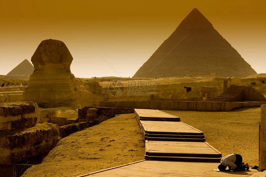 在埃及吉萨金字塔祈祷的埃及人图片