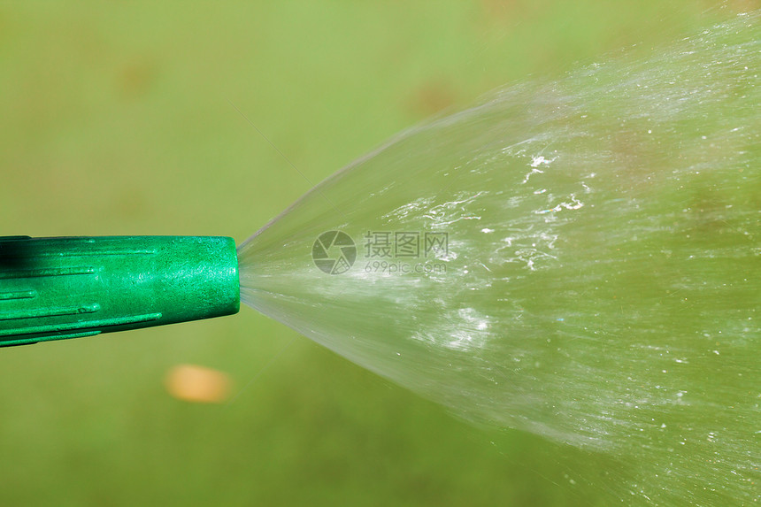 用喷嘴浇水的植物和草绿色软管环境灌溉花园洒水器黄铜管子园艺喷雾器图片